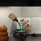 Halloweendecoratie binnen - heksenketel met magische zwevende fles & mistmaker