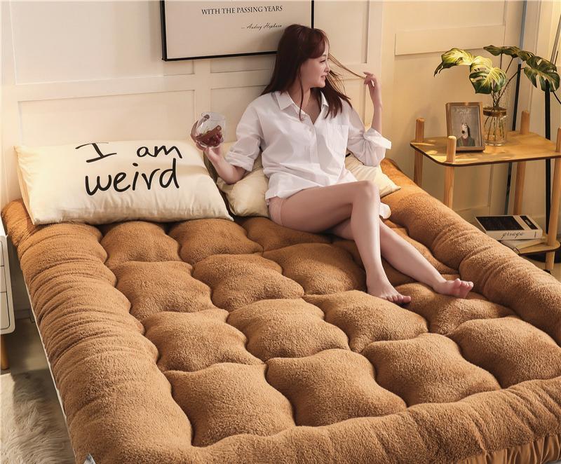 🔥Koud slapen op een dunne matras is op te lossen zonder nieuwe matras – Dikke Gewatteerde Matrasbeschermer | 3 Kleuren | 5 Maten (90–200 cm) 🛏️❄️