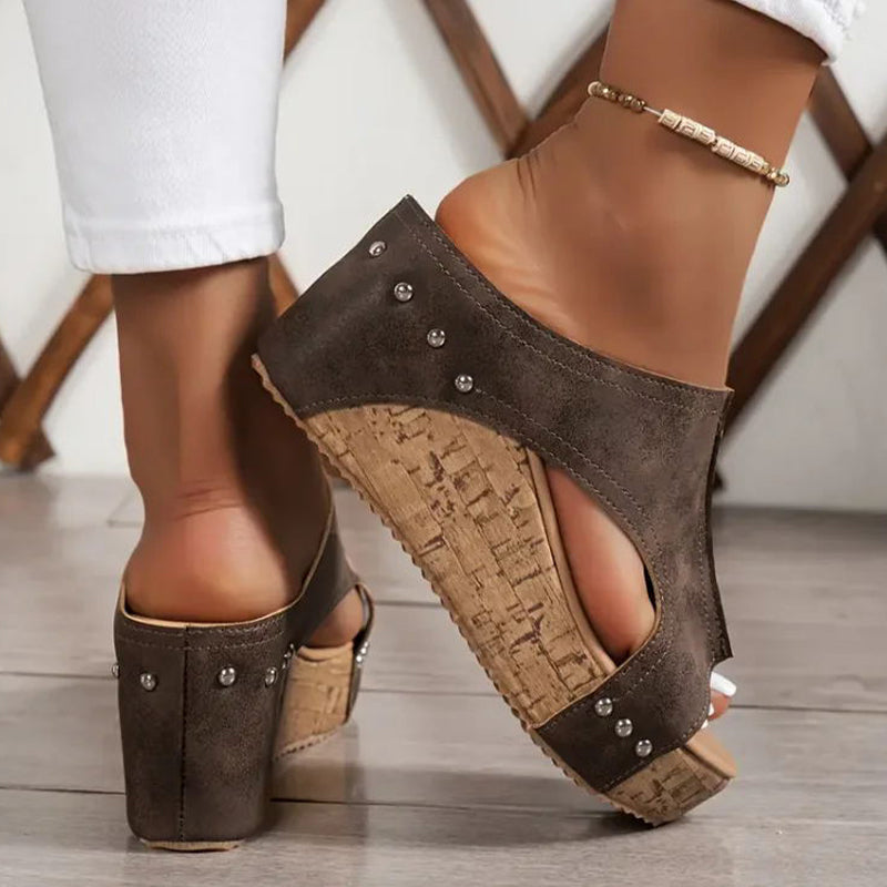Dames sandalen met sleehak en studs