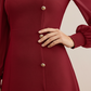 Elegante jurk met lange mouwen en asymmetrisch knoopdetail