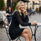 Elegante jurk met lange mouwen en asymmetrisch knoopdetail