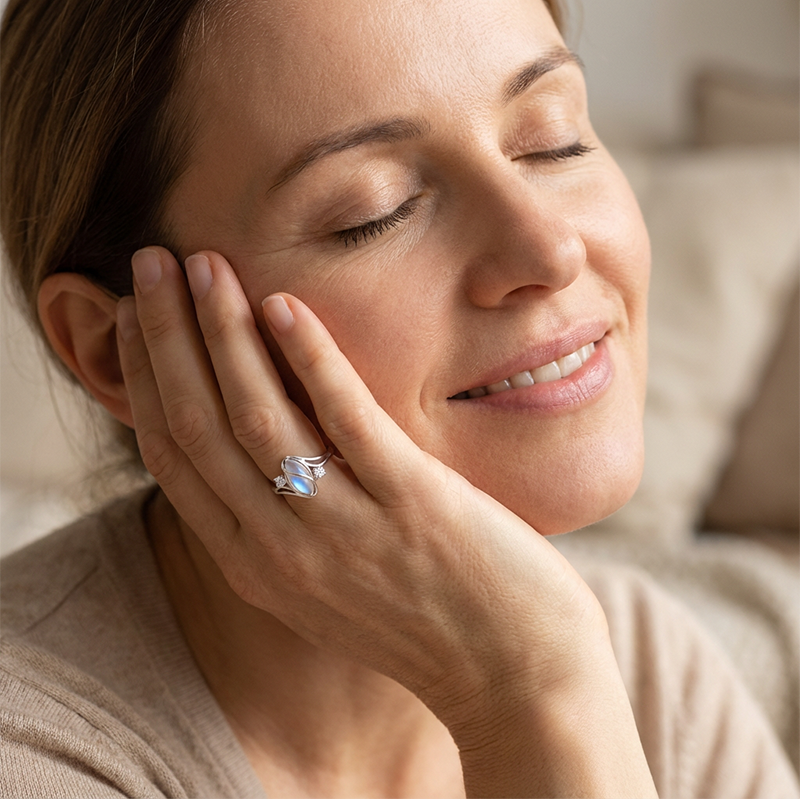✨💍Koop 1 Krijg 1 Gratis🔥Geometrische Ovale Maansteen Ring met Zirkonia Accenten – Mystiek, Sprankelend & Tijdloos Elegant🌙✨