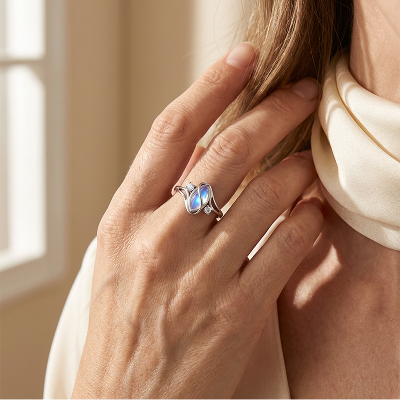✨💍Koop 1 Krijg 1 Gratis🔥Geometrische Ovale Maansteen Ring met Zirkonia Accenten – Mystiek, Sprankelend & Tijdloos Elegant🌙✨
