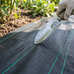 🌿Onkruidwerend doek – Houdt zonlicht tegen, ademend en duurzaam – Perfect voor bloembedden en paden – Maakt onkruid wieden een stuk makkelijker 🌱✨