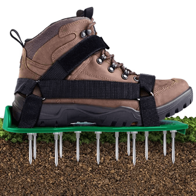 🎁2026 Nieuw binnen 50% KORTING💥Gazonbeluchter schoenen Tuin grasbeluchter sandalen met 26 spikes en verstelbare bandjes Gazonverticuteermachine voor het effectief beluchten van gazonbodem