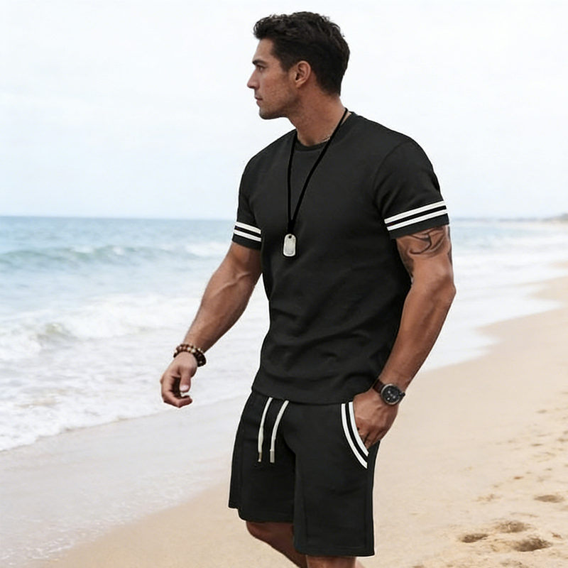 Tweedelige set voor heren: gestreept T-shirt en korte broek