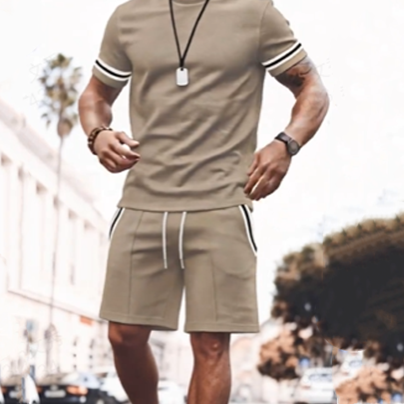 Tweedelige set voor heren: gestreept T-shirt en korte broek
