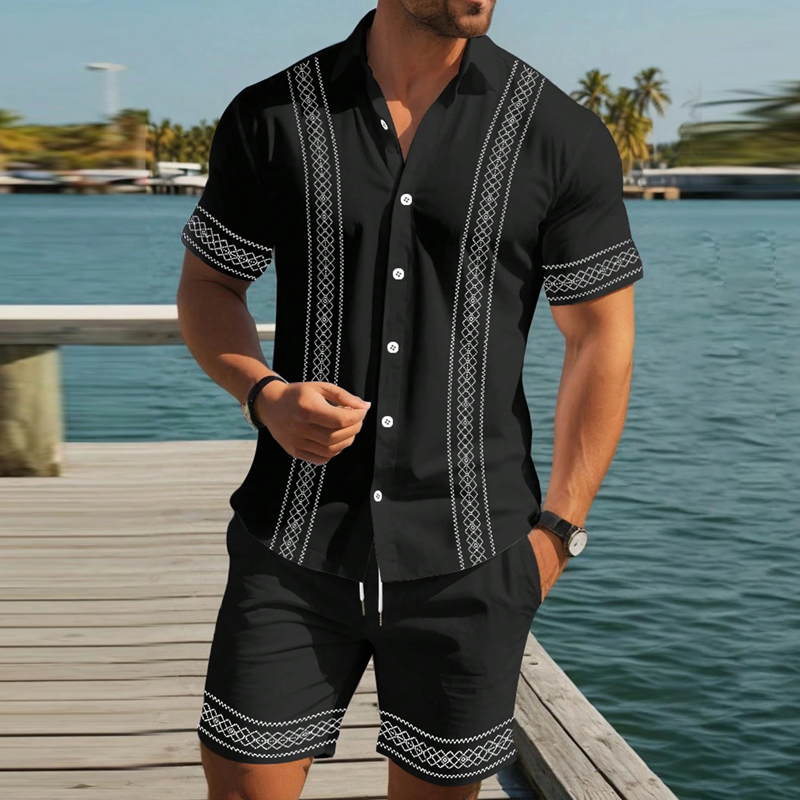 Herenset bestaande uit een shirt met korte mouwen en een short met bloemenprint.
