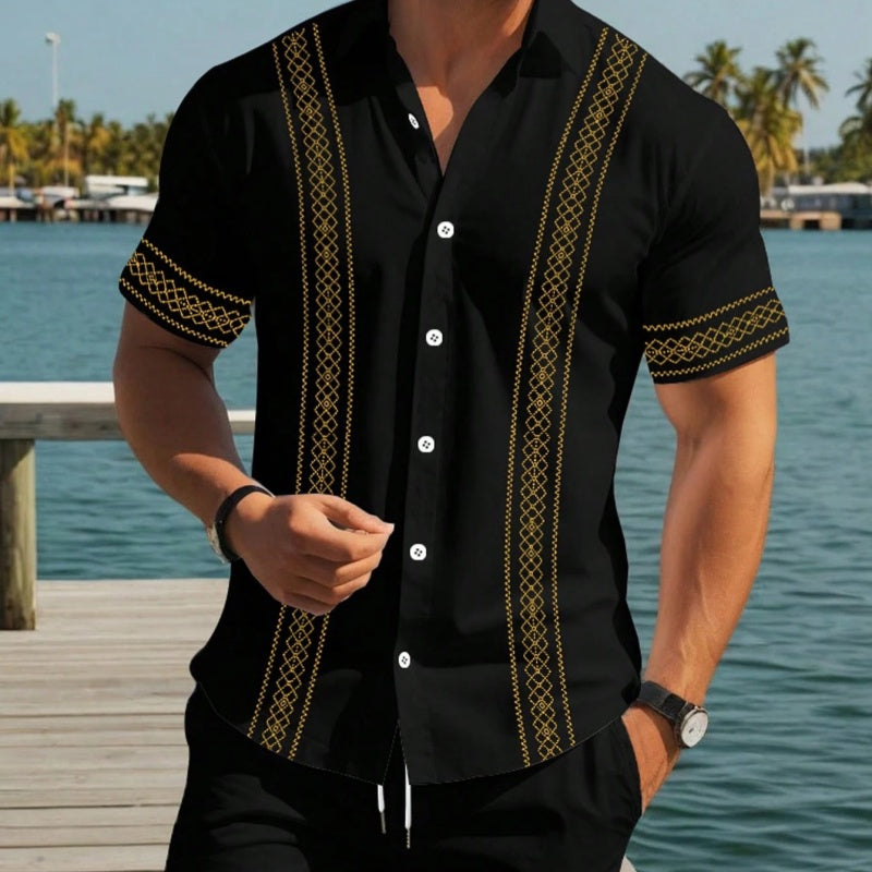 Herenset bestaande uit een shirt met korte mouwen en een short met bloemenprint.