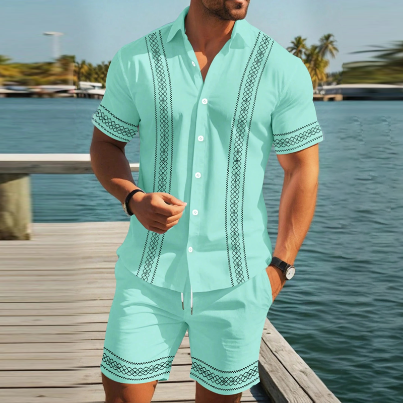 Herenset bestaande uit een shirt met korte mouwen en een short met bloemenprint.