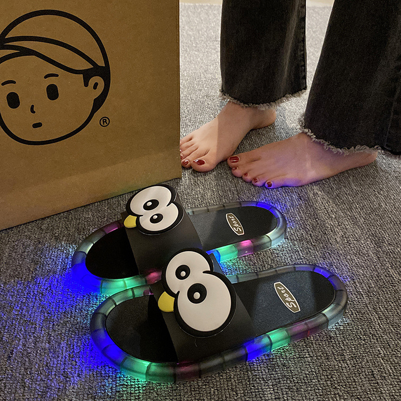 👣Schattige pantoffels met cartoonmotieven die oplichten