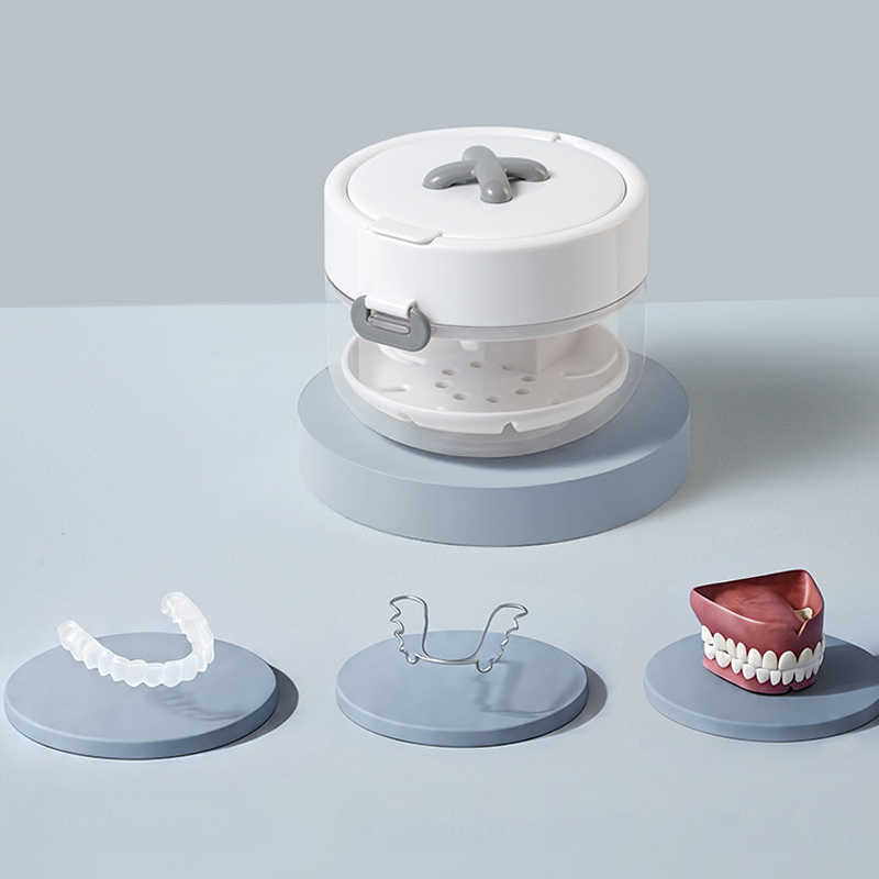 🧳 50% KORTING!🦷Stop met het zoeken naar dat ene losse borsteltje! Dit koffertje is je persoonlijke beugel-assistent: bad, tools, spiegel – alles in één. Je beugel wordt nooit meer verloren of vies, en jij loopt met een stralende glimlach de deur uit