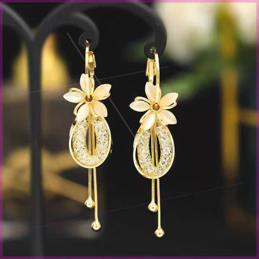 Elegante hangoorbellen met bloemen en kwastjes