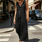 Mouwloze damesjumpsuit met V-hals en knoopsluiting aan de voorkant