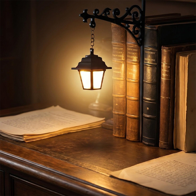 ❄️Zomerfresh 50% Korting!📚Decoratieve Boekensteun met Mini Straatlantaarn – Vintage Sfeerlamp voor Boekenplank, Bureau & Leeshoek