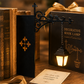 ❄️Zomerfresh 50% Korting!📚Decoratieve Boekensteun met Mini Straatlantaarn – Vintage Sfeerlamp voor Boekenplank, Bureau & Leeshoek
