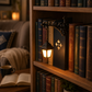 ❄️Zomerfresh 50% Korting!📚Decoratieve Boekensteun met Mini Straatlantaarn – Vintage Sfeerlamp voor Boekenplank, Bureau & Leeshoek