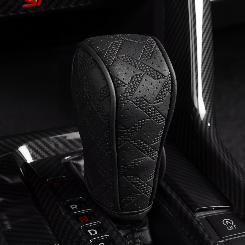 🚗 50% KORTING! 🧵 Versnellingspookhoes – Van geperforeerd PU-leer, met drielaagse bescherming & universele pasvorm – Stijl en comfort voor het interieur van je auto 🛡️