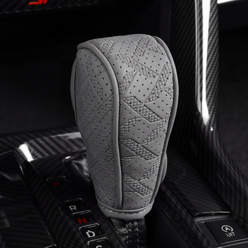 🚗 50% KORTING! 🧵 Versnellingspookhoes – Van geperforeerd PU-leer, met drielaagse bescherming & universele pasvorm – Stijl en comfort voor het interieur van je auto 🛡️