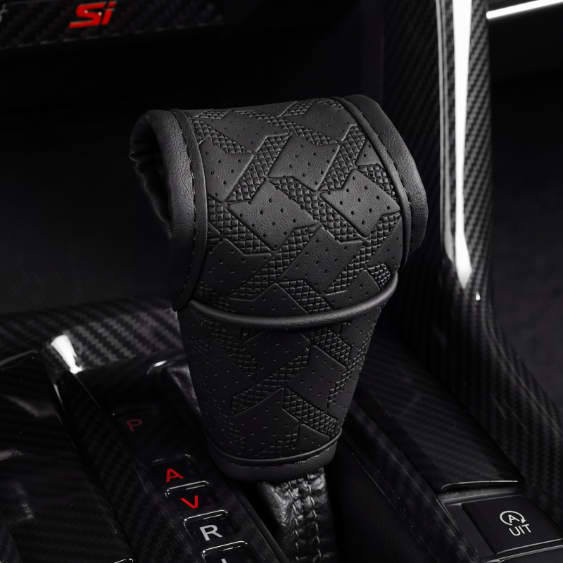 🚗 50% KORTING! 🧵 Versnellingspookhoes – Van geperforeerd PU-leer, met drielaagse bescherming & universele pasvorm – Stijl en comfort voor het interieur van je auto 🛡️