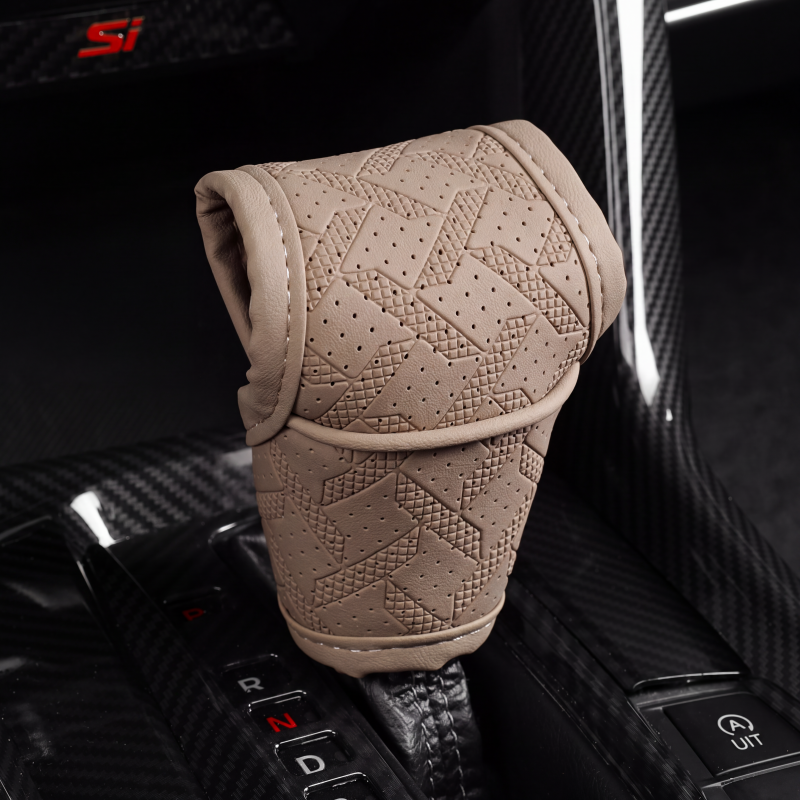 🚗 50% KORTING! 🧵 Versnellingspookhoes – Van geperforeerd PU-leer, met drielaagse bescherming & universele pasvorm – Stijl en comfort voor het interieur van je auto 🛡️