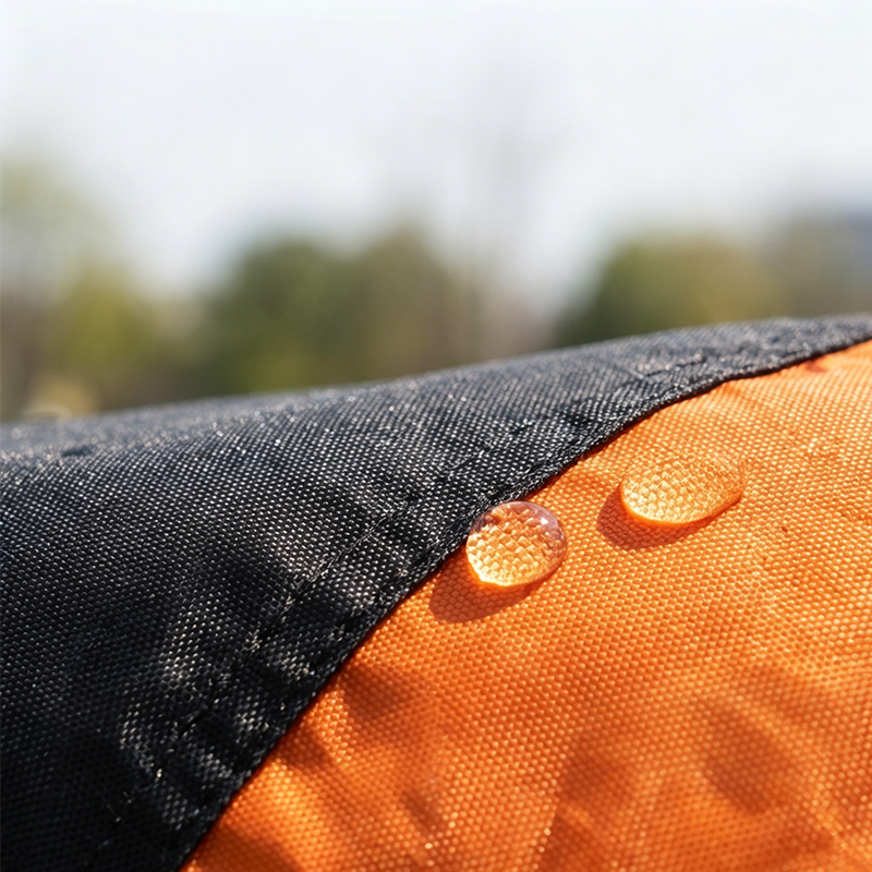 Waterdichte motorhoes met vergrendelingsgaten